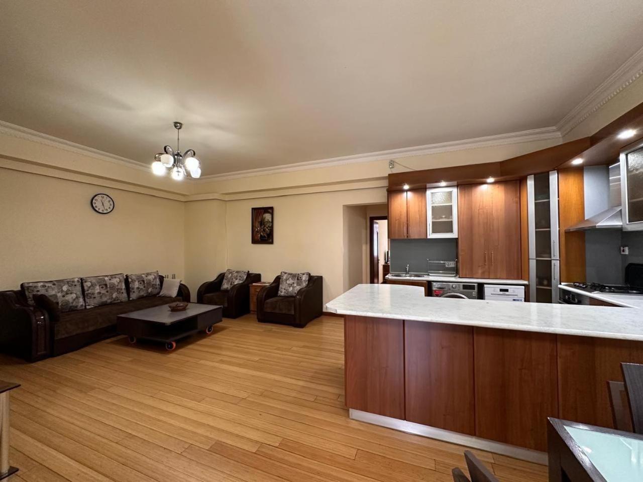 Hotel & Apartments California Γιερεβάν Εξωτερικό φωτογραφία