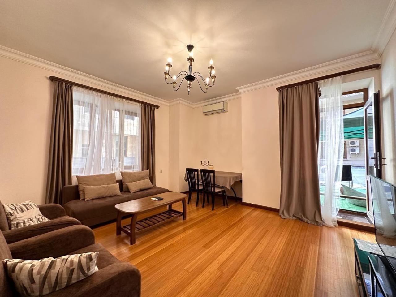 Hotel & Apartments California Γιερεβάν Εξωτερικό φωτογραφία